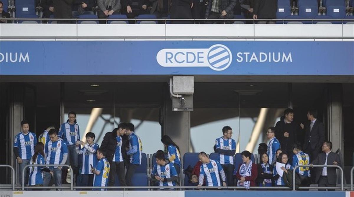Un grupo de chinos acompañan a Chen Yansheng (a la derecha de la imagen) en uno de los palcos del estadio del Espanyol.