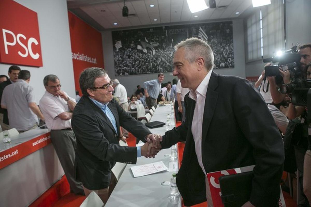 Ángel Ros (izquierda) saluda a Pere Navarro en la sede del PSC.