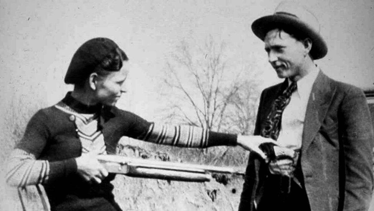 Bonnie Parker y Clyde Barrow bromean con sus armas en una foto de 1932. Bonnie Parker y Clyde Barrow bromean con sus armas en una foto de 1932.