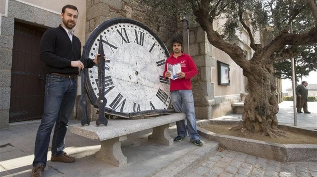 Ferran Julià y Oriol Núñez junto al reloj antiguo de la iglesia de Argentona.