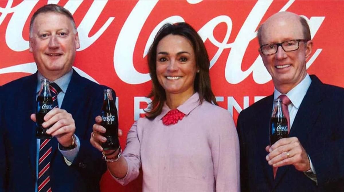 Damián Gamell (izquierda), nuevo consejero delegado de Coca-Cola European Partners, con Sol Daurella y John Brock. Damián Gamell (izquierda), nuevo consejero delegado de Coca-Cola European Partners, con Sol Daurella y John Brock.