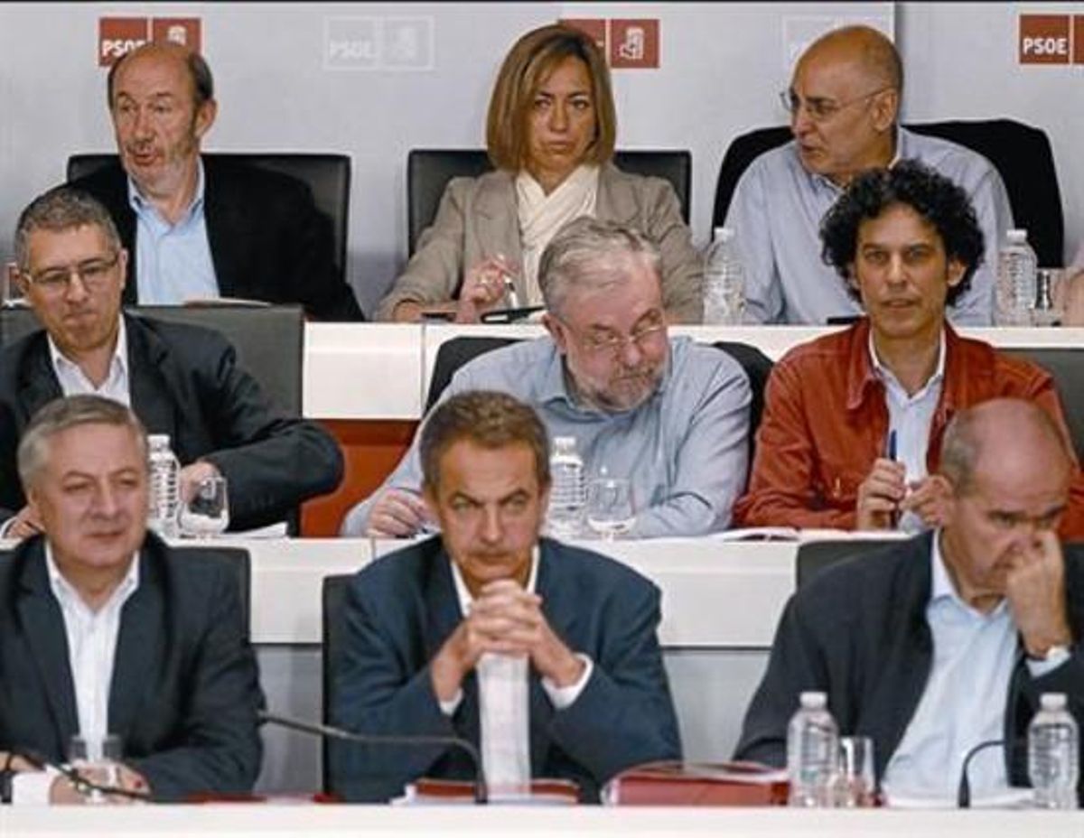 Zapatero, en primera fila, y Rubalcaba y Chacón, detrás, ayer, en la sede del PSOE. Zapatero, en primera fila, y Rubalcaba y Chacón, detrás, ayer, en la sede del PSOE.