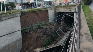 Imagen del derrumbe sobre las vías deja inoperativa la línea de FGC Barcelona-Terrassa