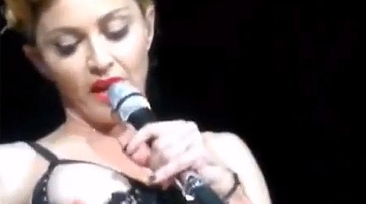 Madonna enseña el pecho en el escenario.