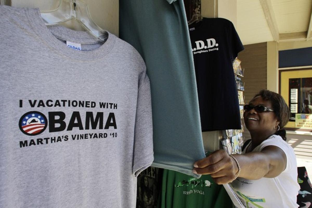 Los comercios de la isla de Martha’s Vineyard se preparan para la llegada del presidente Obama y su familia, hoy, en la localidad de Oak Bluffs.