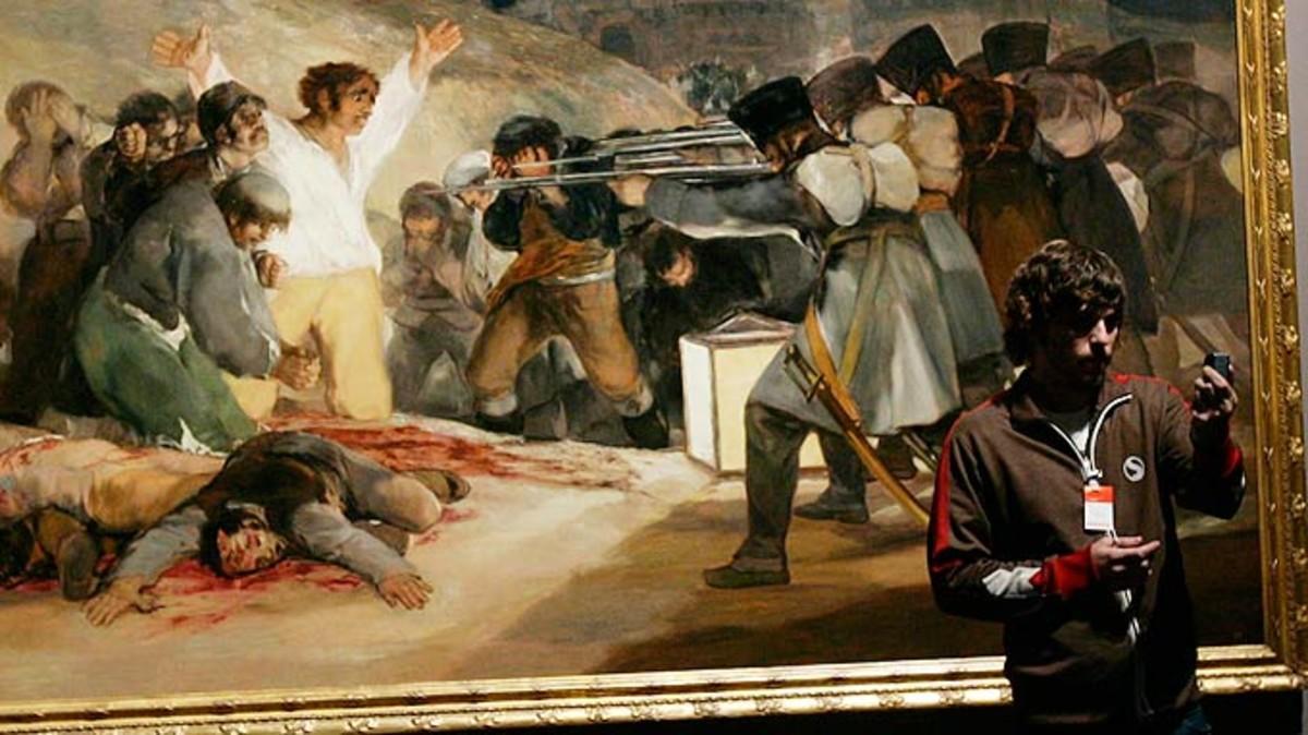 Un visitante, ante ’Los fusilamientos del 3 de mayo’ de Goya, en el Museo del Prado.