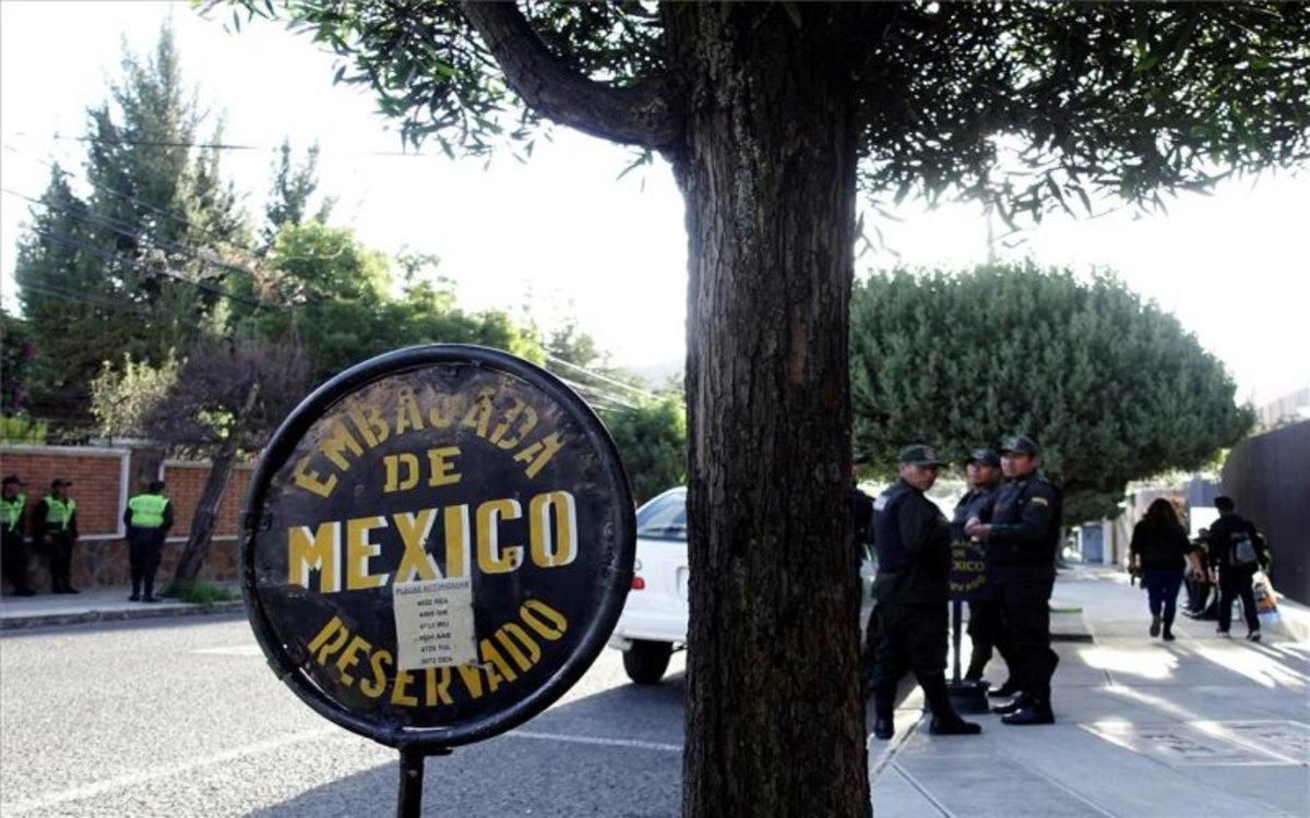 Presencia policial en la embajada de México en Bolivia. Presencia policial en la embajada de México en Bolivia.