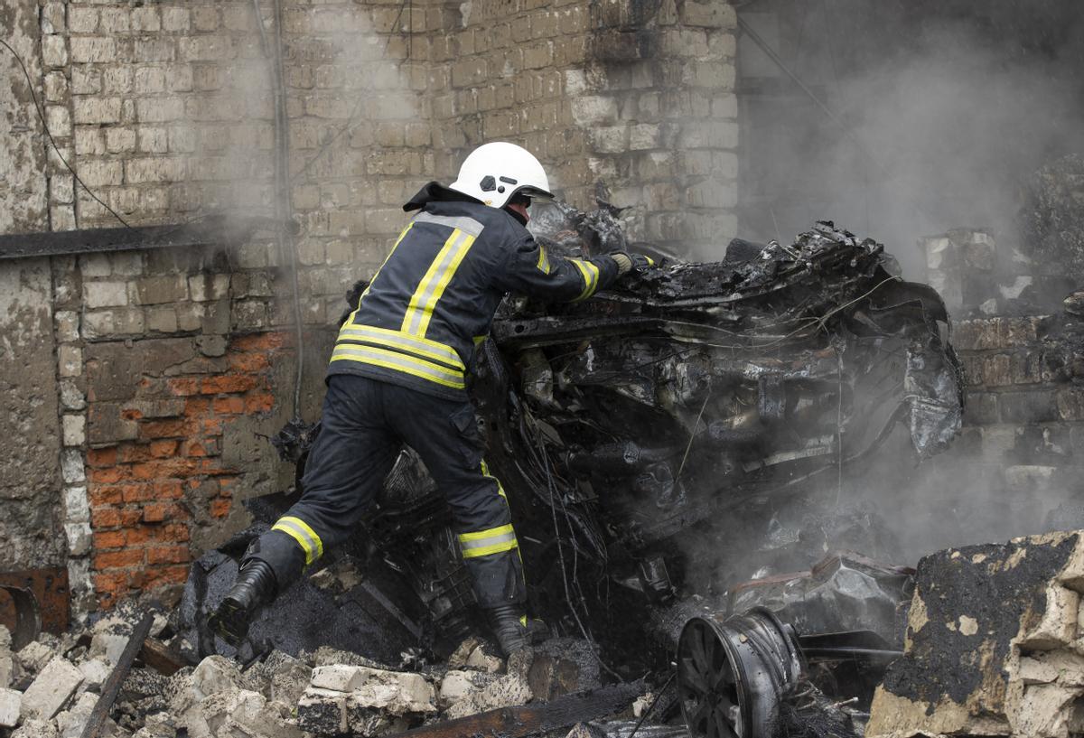 Un bombero ucraniano en una zona atacada de la región del Donbás.