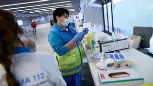 Una sanitaria prepara la vacuna contra el covid-19 en el dispositivo puesto en marcha en las instalaciones del Wanda Metropolitano de Madrid.