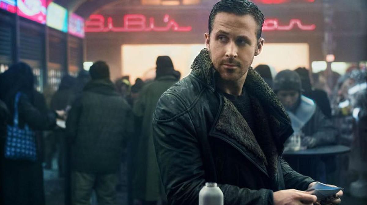 Ryan Gosling, en una imagen de ’Blade runner 2049’, por cuya fotografía ganó un Oscar Roger Deakins. Ryan Gosling, en una imagen de ’Blade runner 2049’, por cuya fotografía ganó un Oscar Roger Deakins.