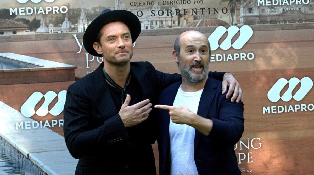 Jude Law y Javier Cámara, durante la presentación de la serie de la HBO ’The young Pope’, en Madrid.