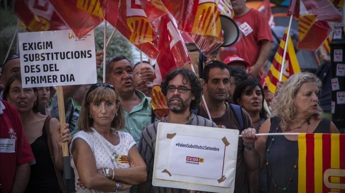 Delegados sindicales en la acampada que este jueves ha empezado ante la sede de Ensenyament, en Barcelona. Delegados sindicales en la acampada que este jueves ha empezado ante la sede de Ensenyament, en Barcelona.