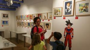 Visitantes en la exposición sobre ’Dragon Ball’ del Museo del Cómic de Sant Cugat. 