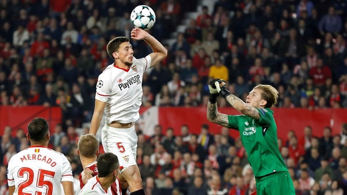 Lenglet salta ante Loris Karius, el portero del Liverpool, en el Sánchez Pizjuán. Lenglet salta ante Loris Karius, el portero del Liverpool, en el Sánchez Pizjuán.