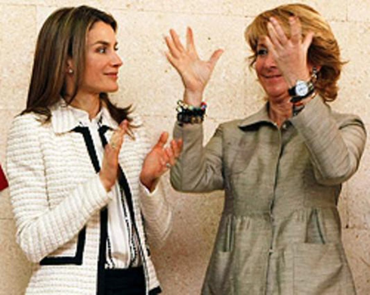La Princesa de Asturias charla con la presidenta de la Comunidad de Madrid, Esperanza Aguirre, durante la inauguración hoy en Madrid de la nueva sede del Colegio Gaudem. La Princesa de Asturias charla con la presidenta de la Comunidad de Madrid, Esperanza Aguirre, durante la inauguración hoy en Madrid de la nueva sede del Colegio Gaudem.