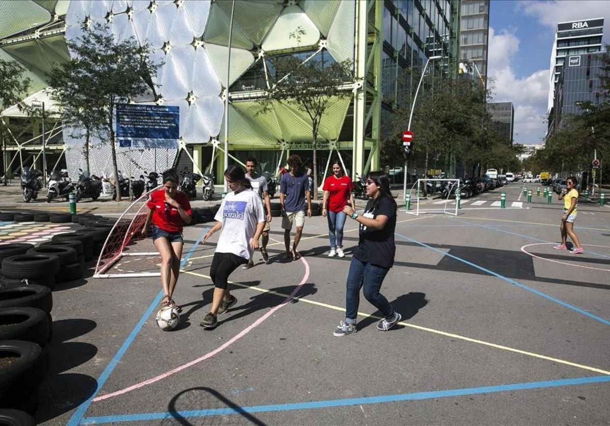 Los estudiantes de arquitectura trabajan en la zona de juegos infantiles en la ’superilla’ de Poblenou, entre Roc de Boronat y Sancho de Ávila. Los estudiantes de arquitectura trabajan en la zona de juegos infantiles en la ’superilla’ de Poblenou, entre Roc de Boronat y Sancho de Ávila.