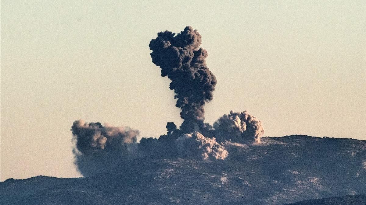 Densa humareda en el lado sirio de la frontera causada por los bombardeos contra posiciones de las YPG en Hassa, cerca de Hatay, en el sur de Turquía, el 20 de enero. Densa humareda en el lado sirio de la frontera causada por los bombardeos contra posiciones de las YPG en Hassa, cerca de Hatay, en el sur de Turquía, el 20 de enero.
