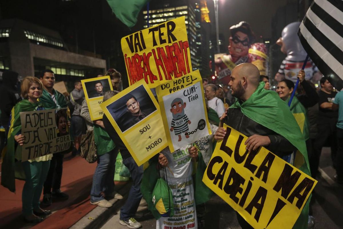 Manifestantes protestan contra el Gobierno brasileño, la pasada noche, en Sao Paulo (Brasil). Manifestantes protestan contra el Gobierno brasileño, la pasada noche, en Sao Paulo (Brasil).