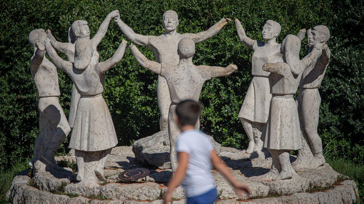 Una imagen del monumento a la sardana de Montjuïc con los brazos mutilados, el pasado octubre. Una imagen del monumento a la sardana de Montjuïc con los brazos mutilados, el pasado octubre.