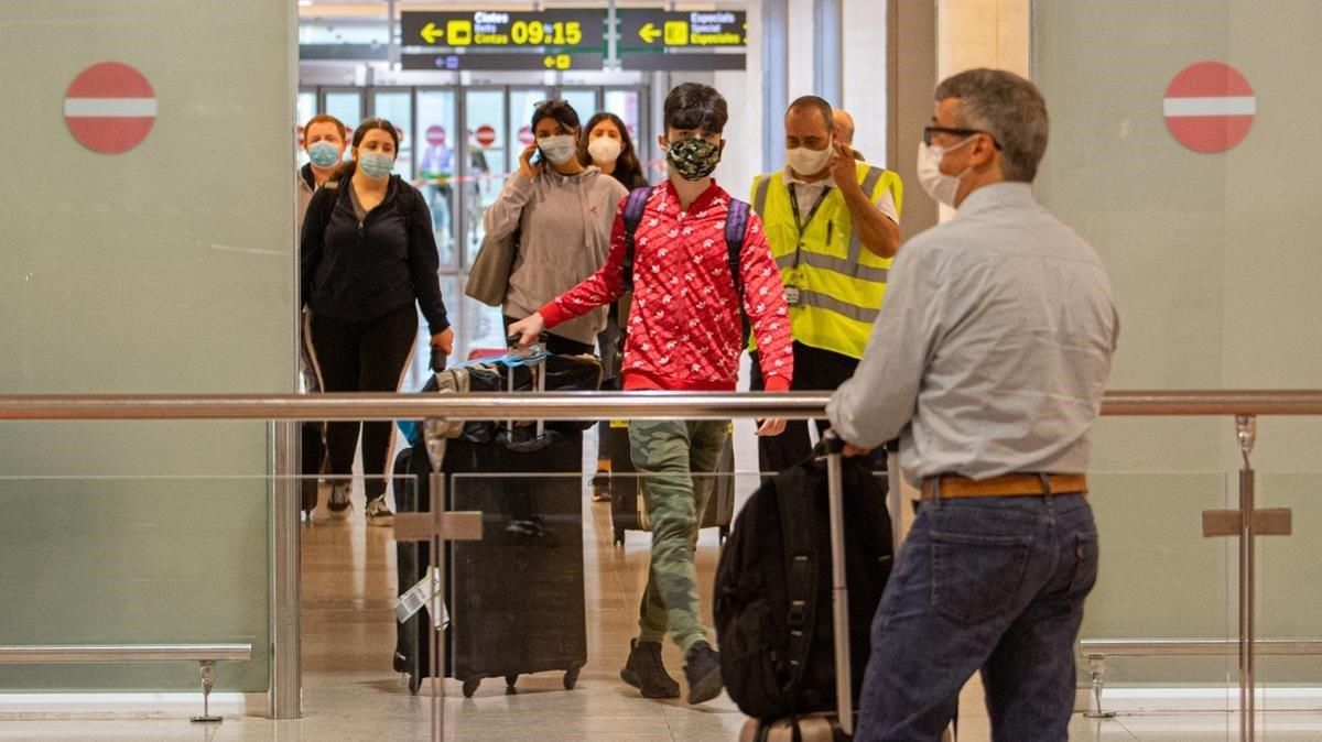 Llegada de turistas, ayer, a la T1 del aeropuerto de El Prat. Llegada de turistas, ayer, a la T1 del aeropuerto de El Prat.