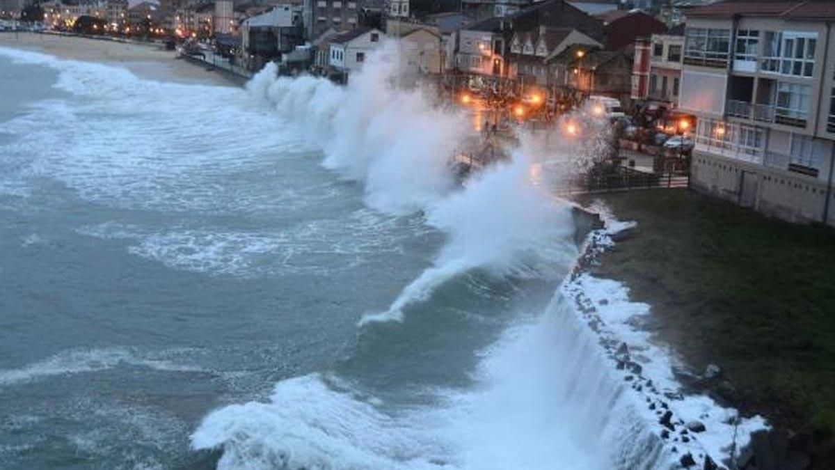 Olas producidas por un temporal golpean la costa de Bueu. Olas producidas por un temporal golpean la costa de Bueu.