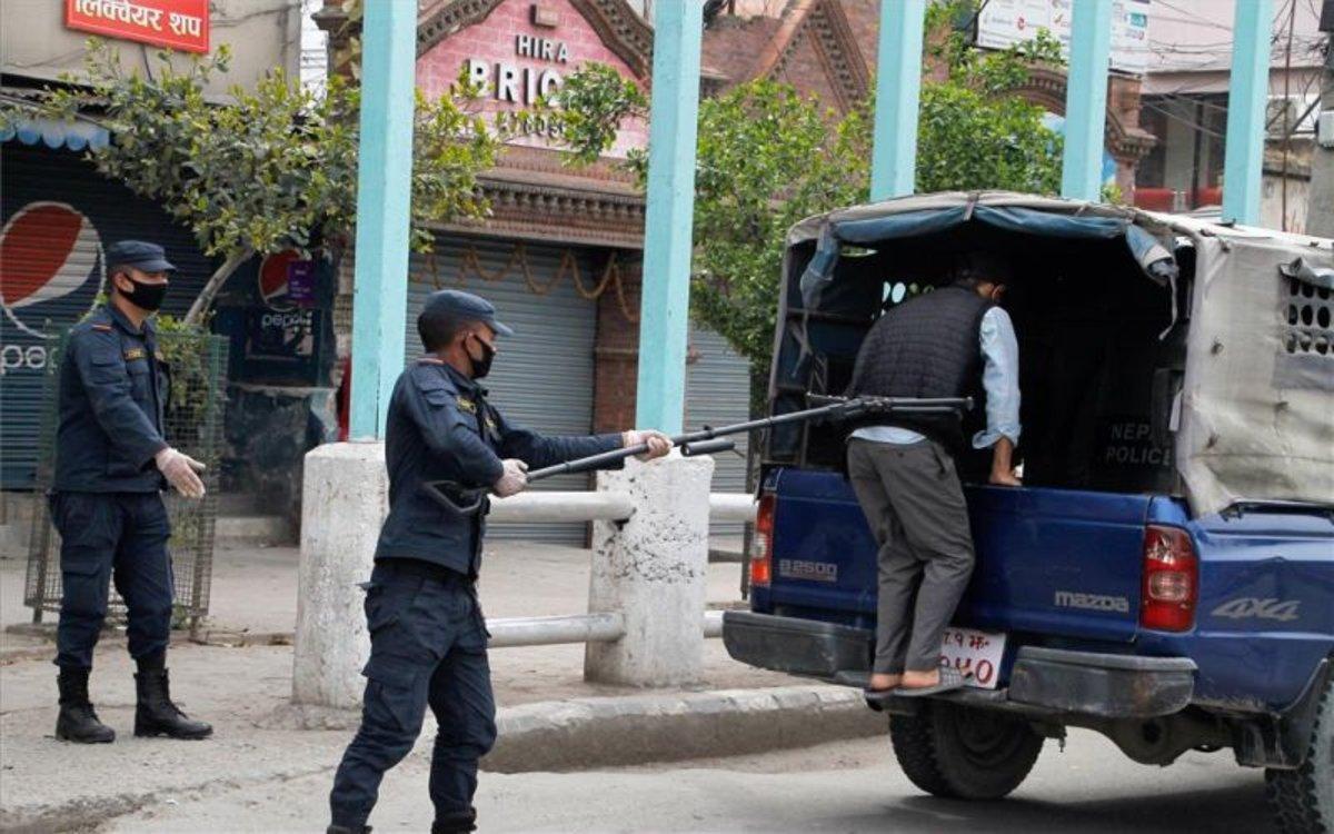 La Policía de Nepal detiene a personas durante cuarentena por el coronavirus. La Policía de Nepal detiene a personas durante cuarentena por el coronavirus.