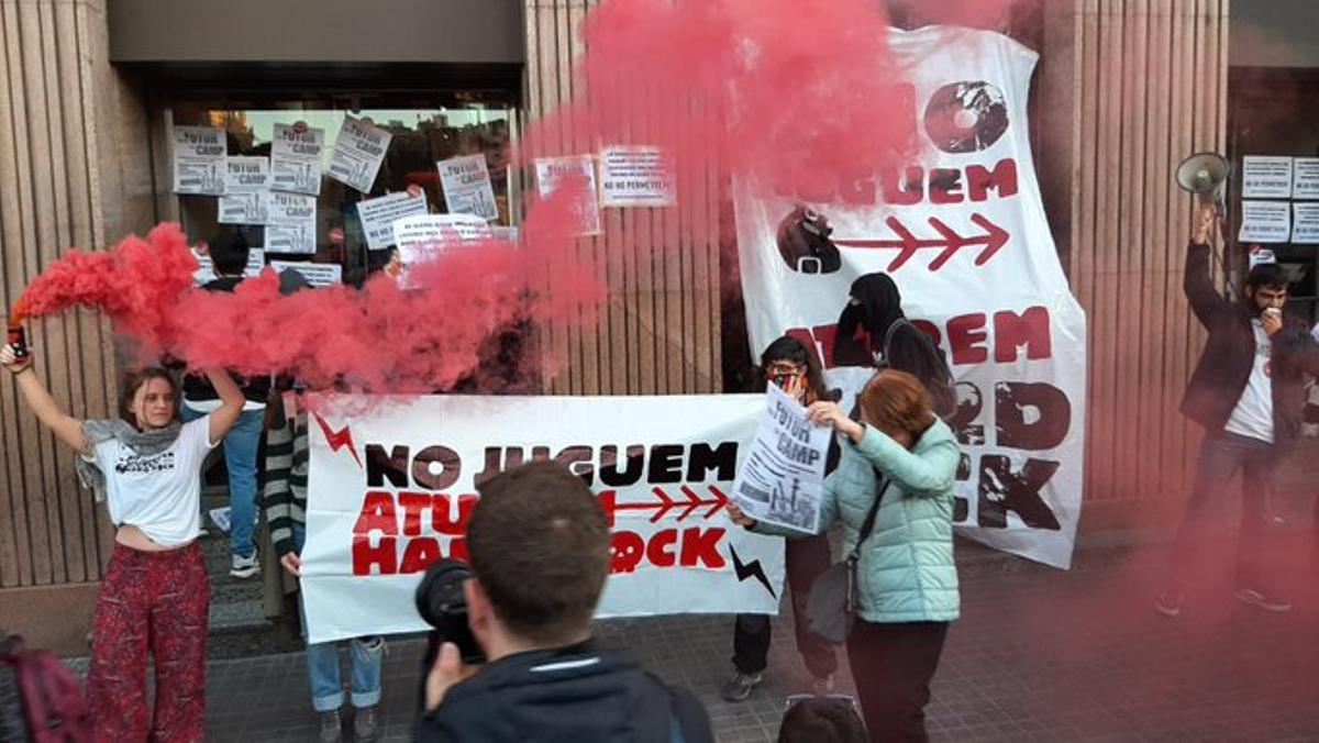 Membres d’Aturem Hard Rock ocupen el local de la cadena a la plaça de Catalunya