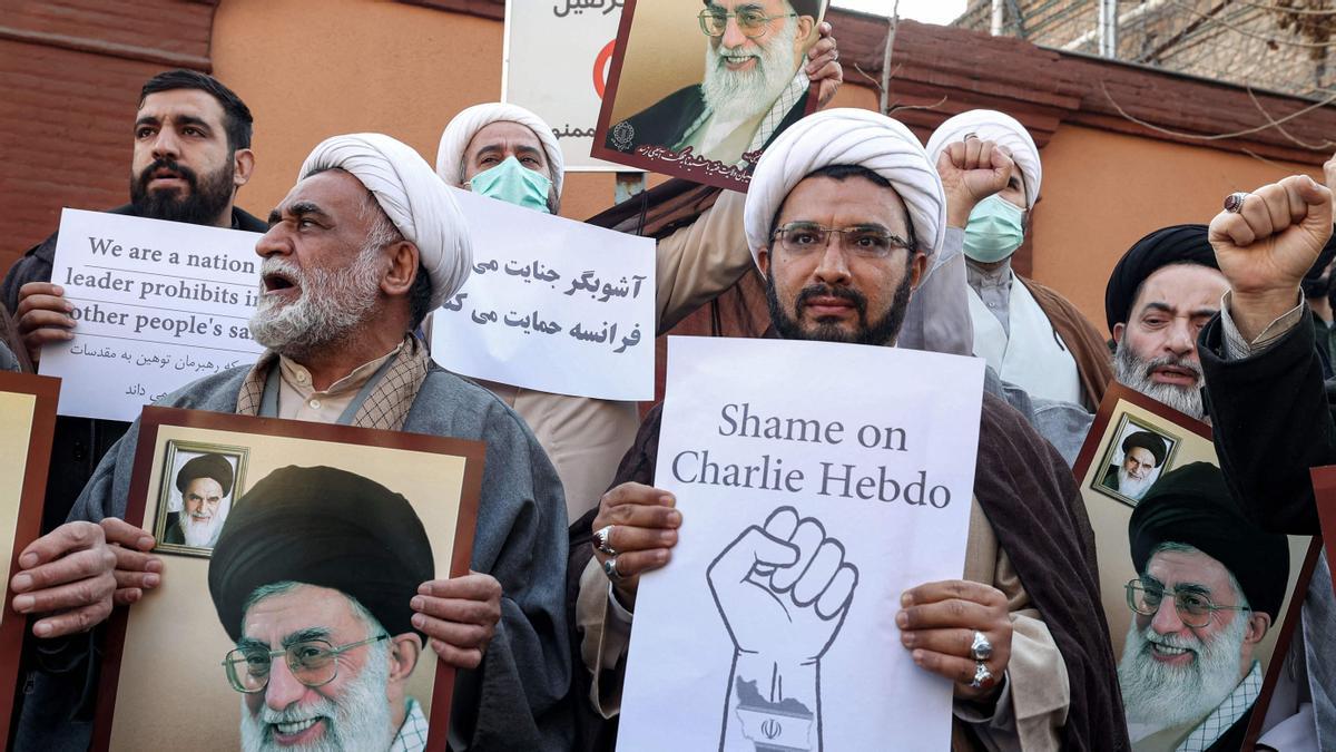 L’Iran amenaça ‘Charlie Hebdo’: «Mira el que li va passar a Salman Rushdie»