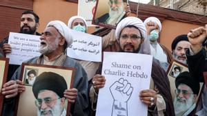 Iranís protestan con pancartas frente a la embajada de Francia en Teherán por el concurso de caricaturas sobre el líder Alí Jameneí en la revista ’Charlie Hebdo’. 