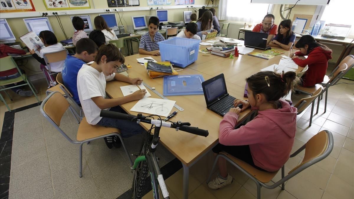 Alumnos de la escuela El Roure, en Santa Eulàlia de Riuprimer (Osona). Alumnos de la escuela El Roure, en Santa Eulàlia de Riuprimer (Osona).