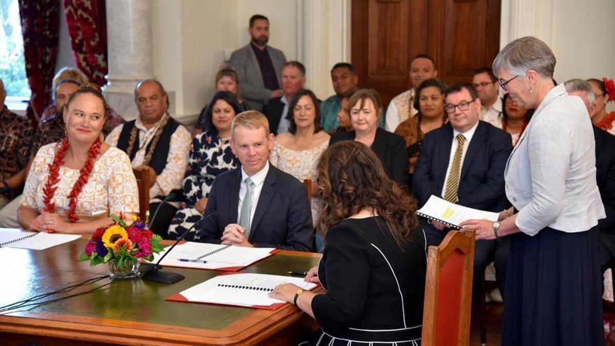 El laborista Chris Hipkins jura el cargo como primer ministro de Nueva Zelanda.