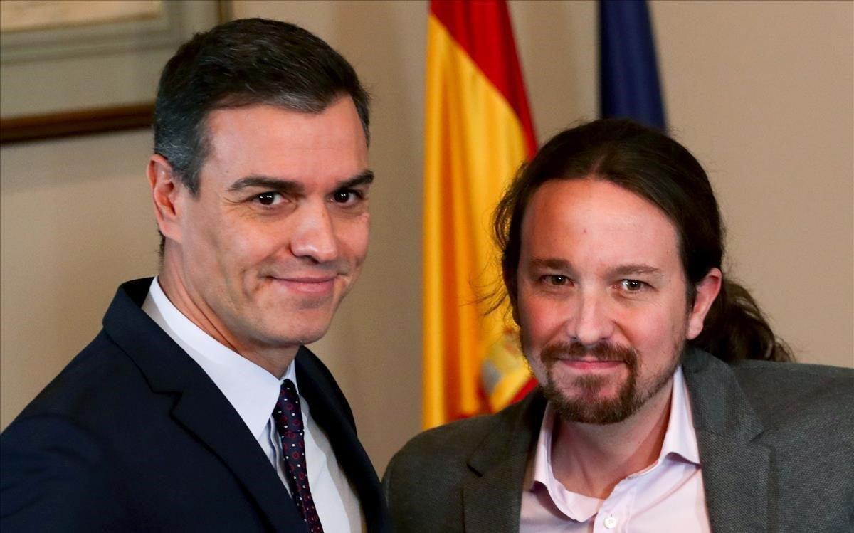 Pedro Sánchez y Pablo Iglesias tras la firma del Gobierno de coalición