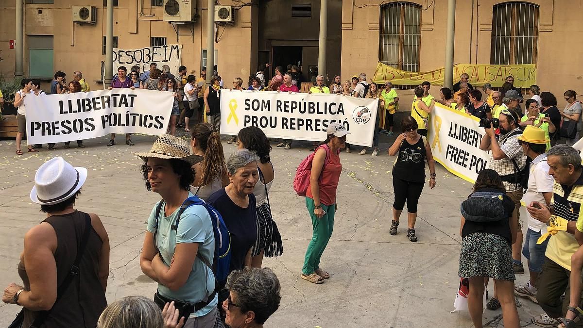 Colau reclamarà als CDR els danys per l'ocupació de la Model Colau reclamarà als CDR els danys per l'ocupació de la Model