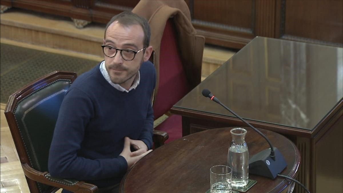 El responsable de Difusió Institucional de la Generalitat, Jaume Mestre, durante su testificación en el juicio del ’procés’. El responsable de Difusió Institucional de la Generalitat, Jaume Mestre, durante su testificación en el juicio del ’procés’.