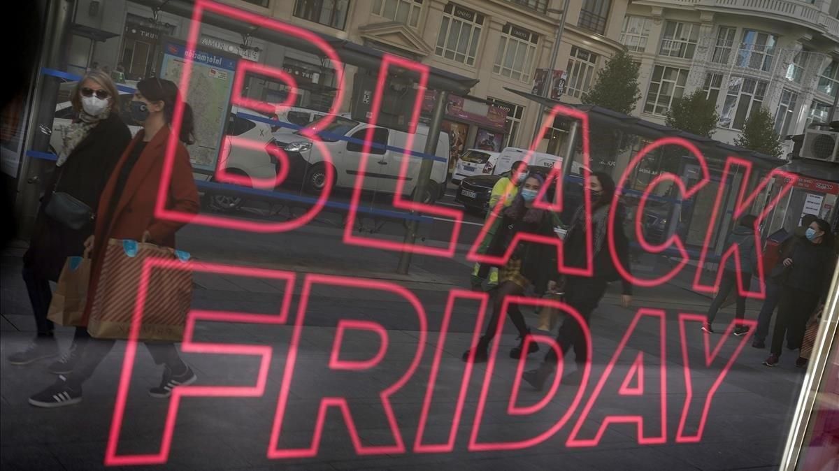 Cartel de oferta en el Black Friday en un comercio. Cartel de oferta en el Black Friday en un comercio.
