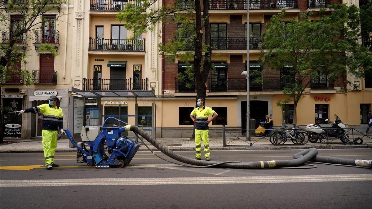 Trabajadores pintan el asfalto, en Madrid. Trabajadores pintan el asfalto, en Madrid.