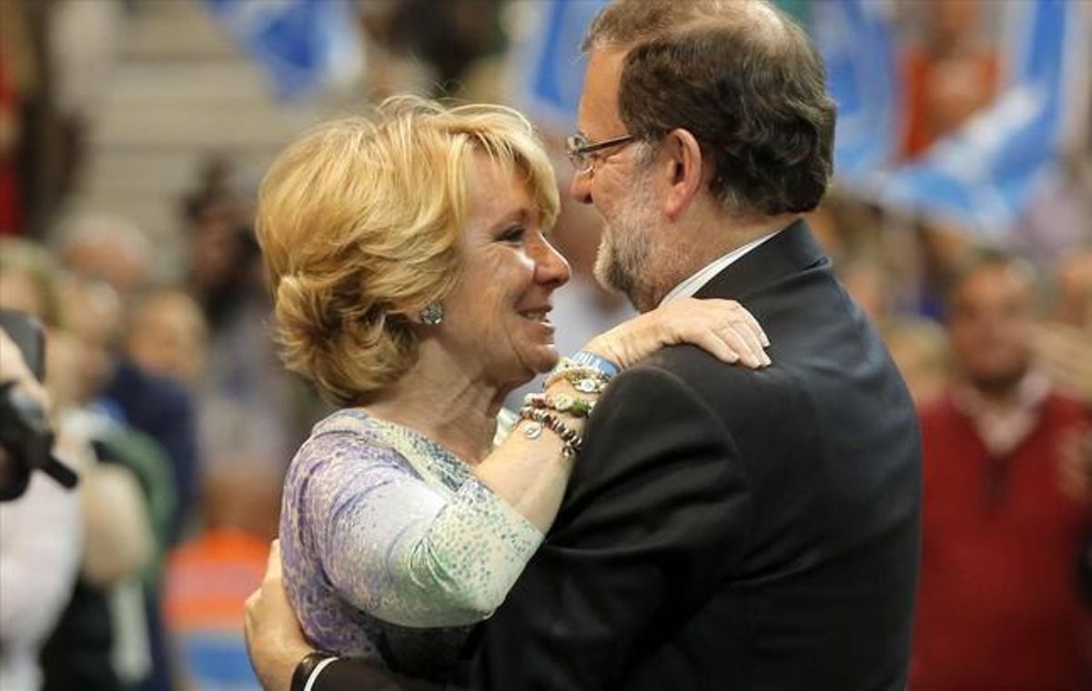 La ya expresidenta del PP de Madrid, Esperanza Aguirre, abraza al líder de su partido, Mariano Rajoy, en el acto de final de campaña. La ya expresidenta del PP de Madrid, Esperanza Aguirre, abraza al líder de su partido, Mariano Rajoy, en el acto de final de campaña.