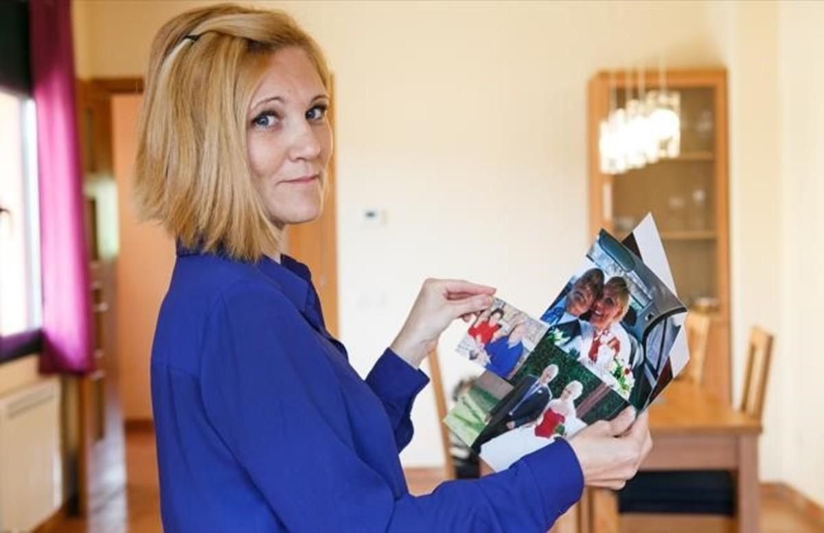 Montserrat Fuentes, en su casa de Vilalba Sasserra, con algunas fotos de sus padres, el pasado viernes. Montserrat Fuentes, en su casa de Vilalba Sasserra, con algunas fotos de sus padres, el pasado viernes.