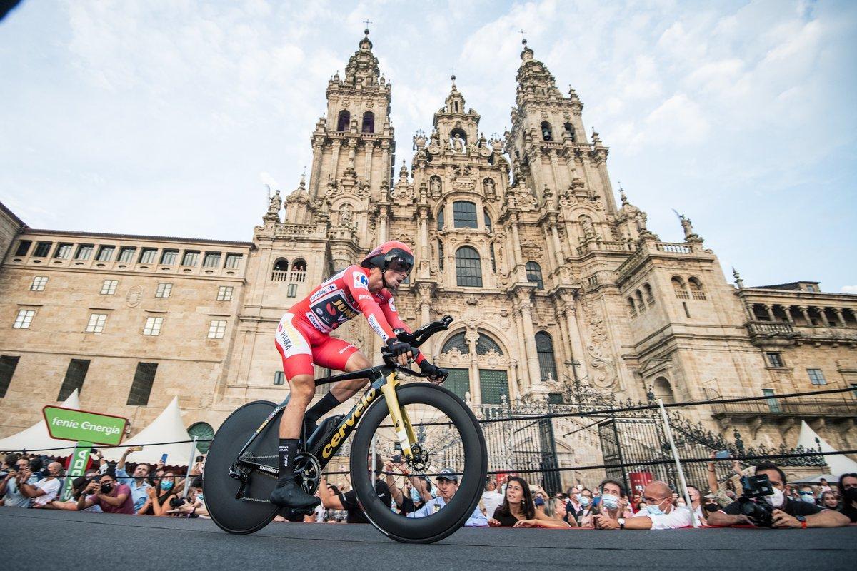 Primoz Roglic, ante la Catedral de Santiago, tras ganar la última contrarreloj y la Vuelta. Primoz Roglic, ante la Catedral de Santiago, tras ganar la última contrarreloj y la Vuelta.