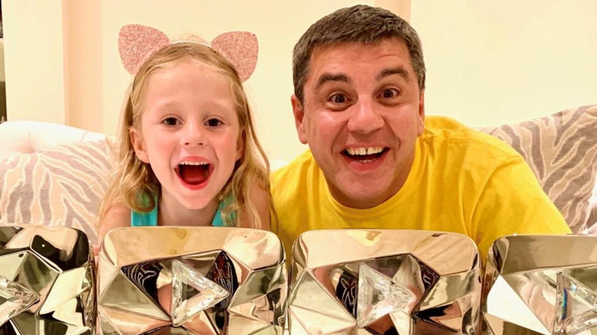 Nastya y su padre, con cuatro botones de Diamante, en septiembre de 2019. Cada botón certifica que el canal de Youtube tiene más de 10 millones de suscriptores.