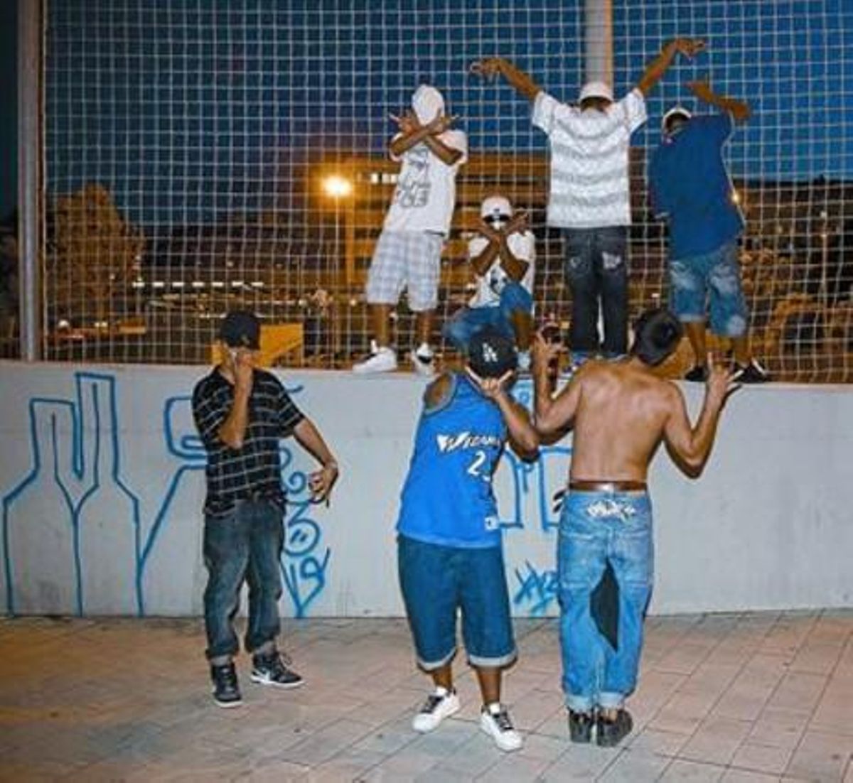 Fotografía tomada a integrantes de Mara 13 o Salvatrucha en Pubilla Casas. Fotografía tomada a integrantes de Mara 13 o Salvatrucha en Pubilla Casas.
