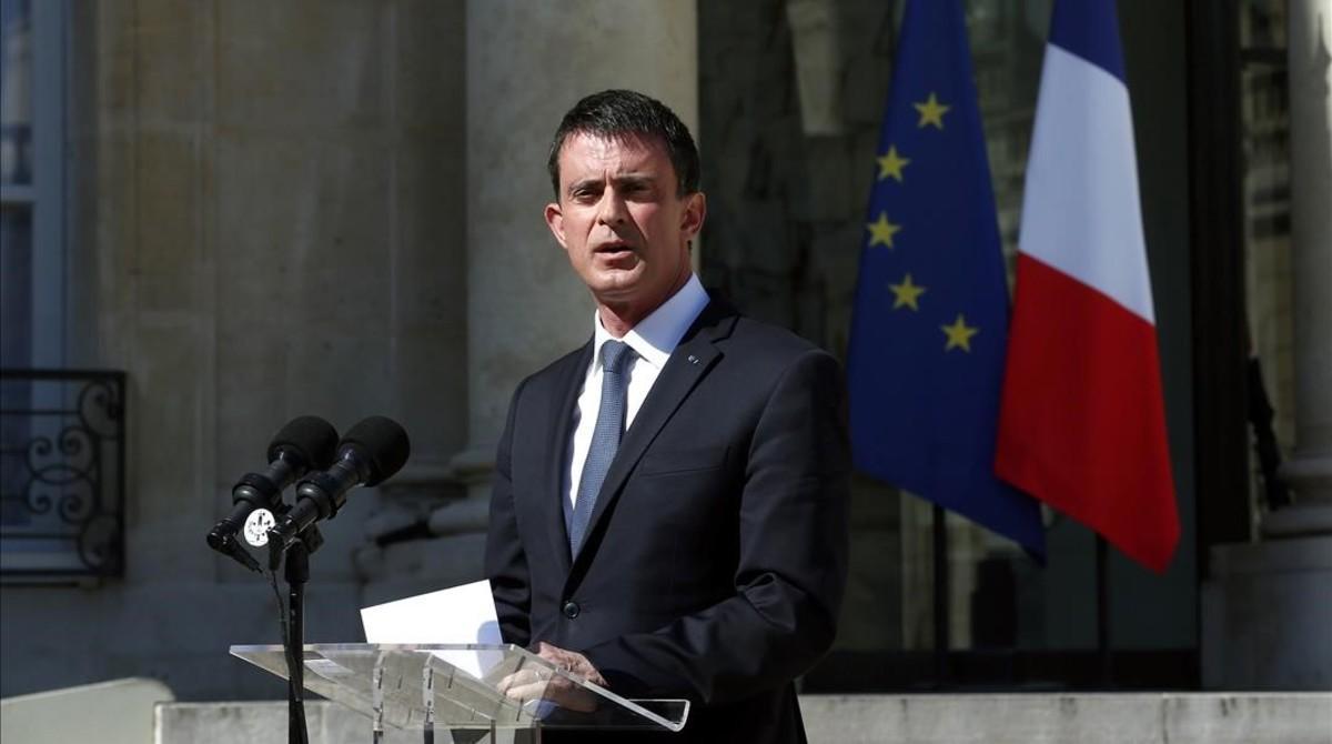 El primer ministro francés, Manuel Valls, anuncia la declaración de tres días de luto nacional tras el atentado de Niza, este viernes, en París.