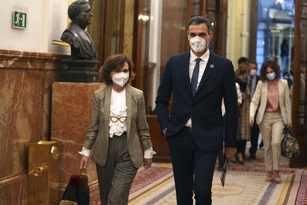 Pedro Sánchez y la vicepresidenta primera del Gobierno, Carmen Calvo, llegan al pleno del Congreso el pasado 18 de noviembre. Pedro Sánchez y la vicepresidenta primera del Gobierno, Carmen Calvo, llegan al pleno del Congreso el pasado 18 de noviembre.