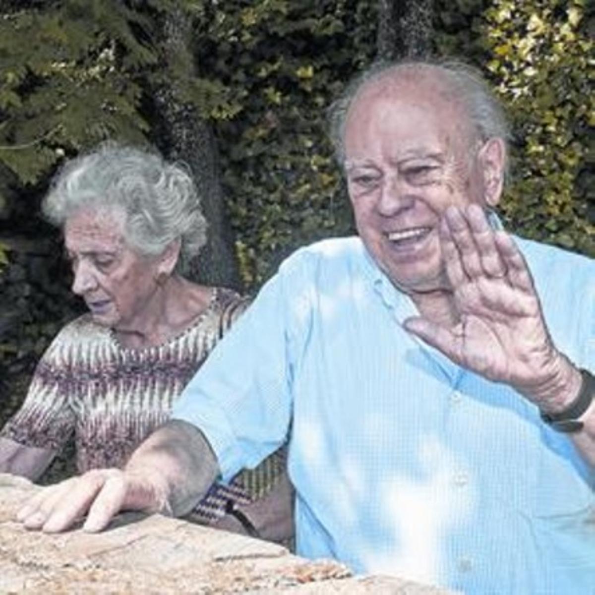 Retiro vacacional 8 Jordi Pujol y Marta Ferrusola, en su casa de Queralbs (Ripollès), el pasado agosto.