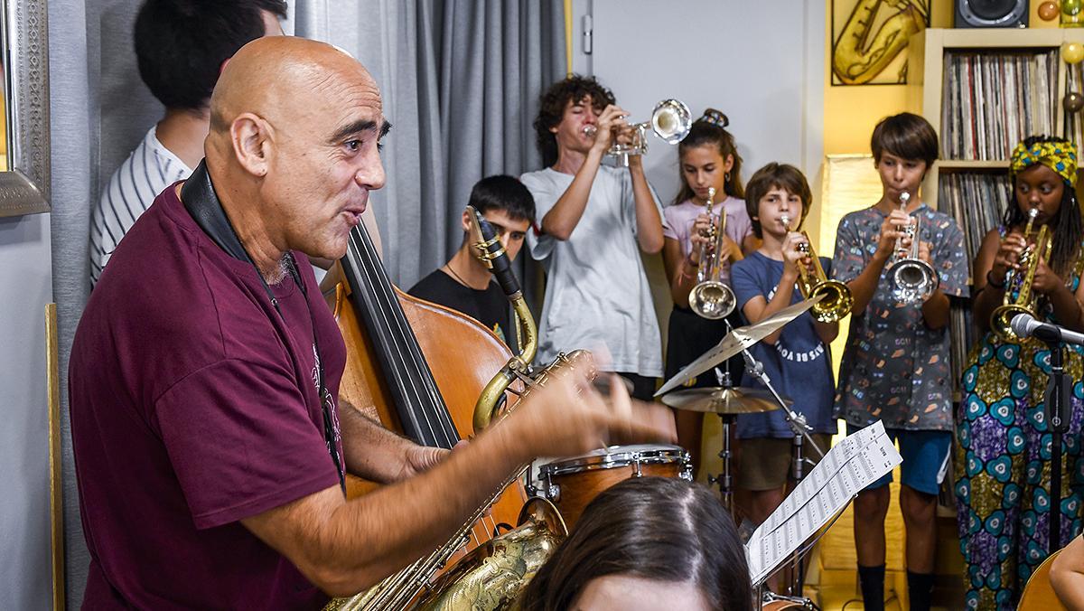 Joan Chamorro ensaya con la Sant Andreu Jazz Band días antes de su debut en el ’Jazzing’, el festival de jazz de Sant Andreu.