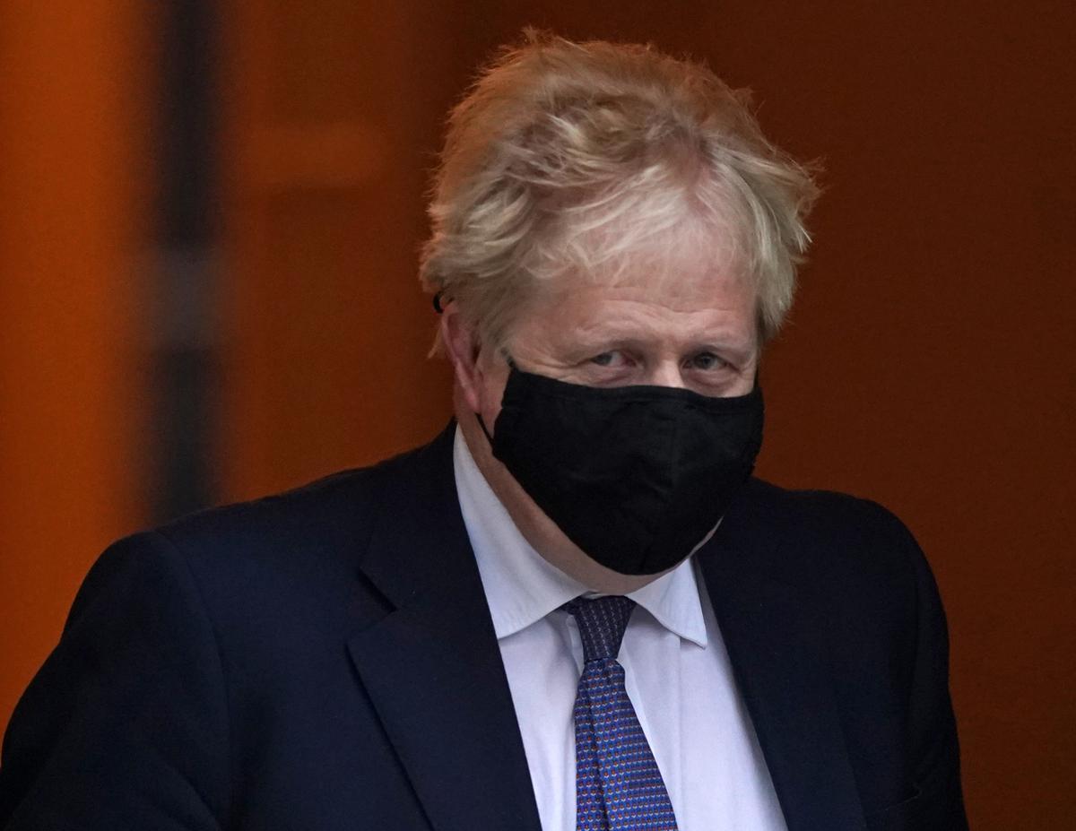 Boris Johnson saliendo del número 10 de Downing Street.