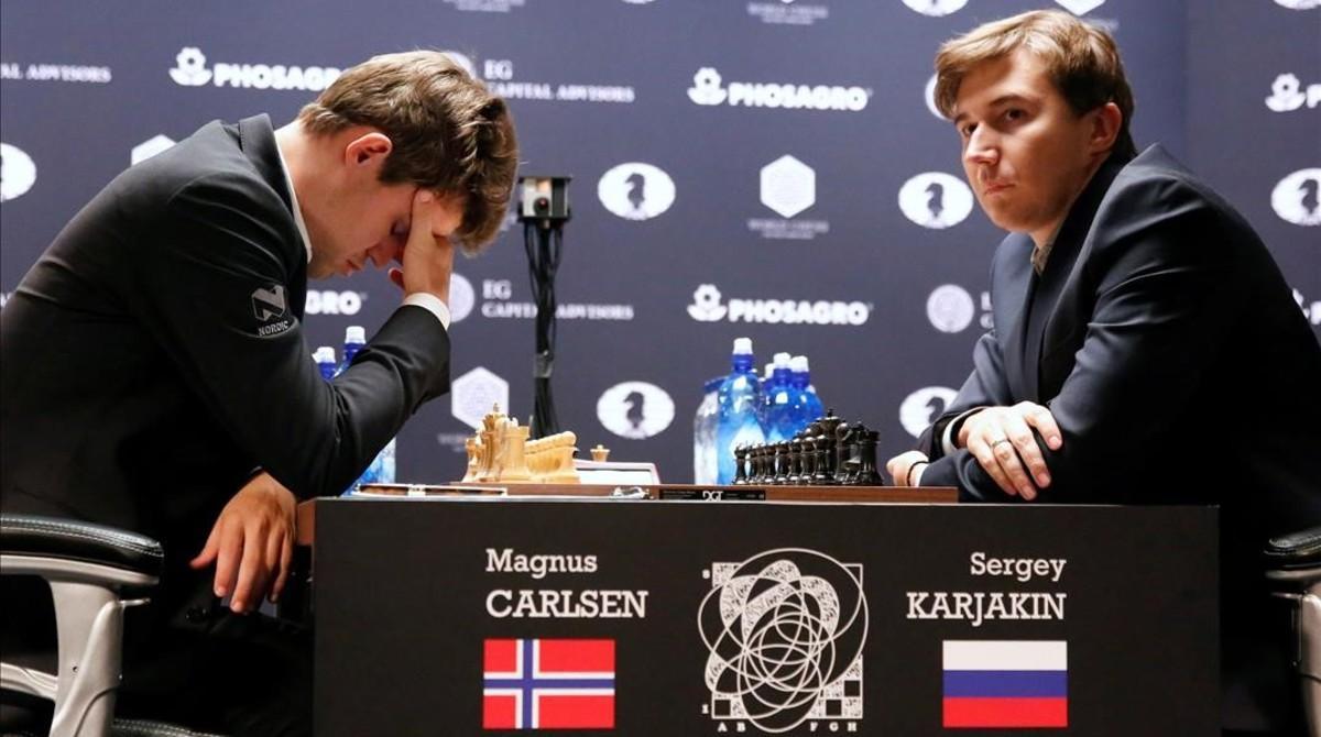 Magnus Carlsen y Serguéi Karjakin, durante la disputa de la quinta partida del Mundial de ajedrez, en Nueva York.