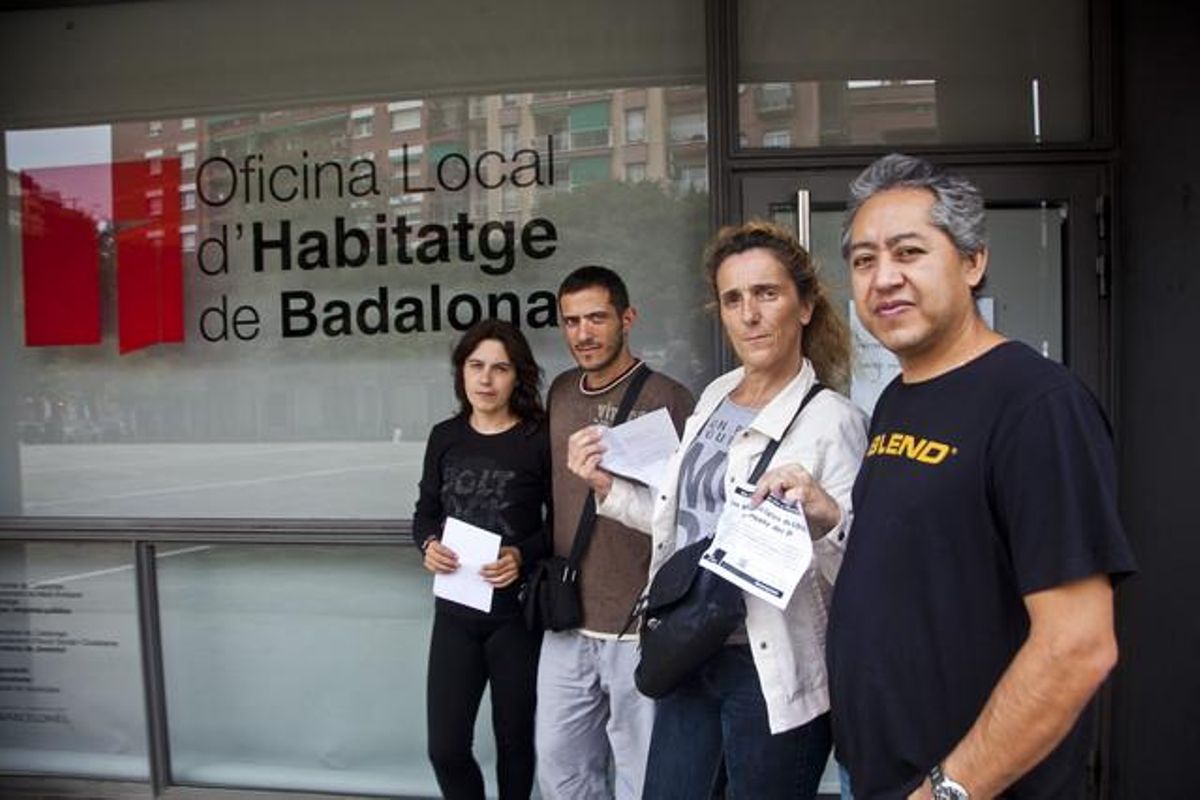 Afectados por los pisos de protección oficial de Badalona. Sandra Salgado, Jonatan Rojas, Maria Carmen Arias y Carlos Ortega frente a la oficina municipal de Vivienda de Badalona. Afectados por los pisos de protección oficial de Badalona. Sandra Salgado, Jonatan Rojas, Maria Carmen Arias y Carlos Ortega frente a la oficina municipal de Vivienda de Badalona.