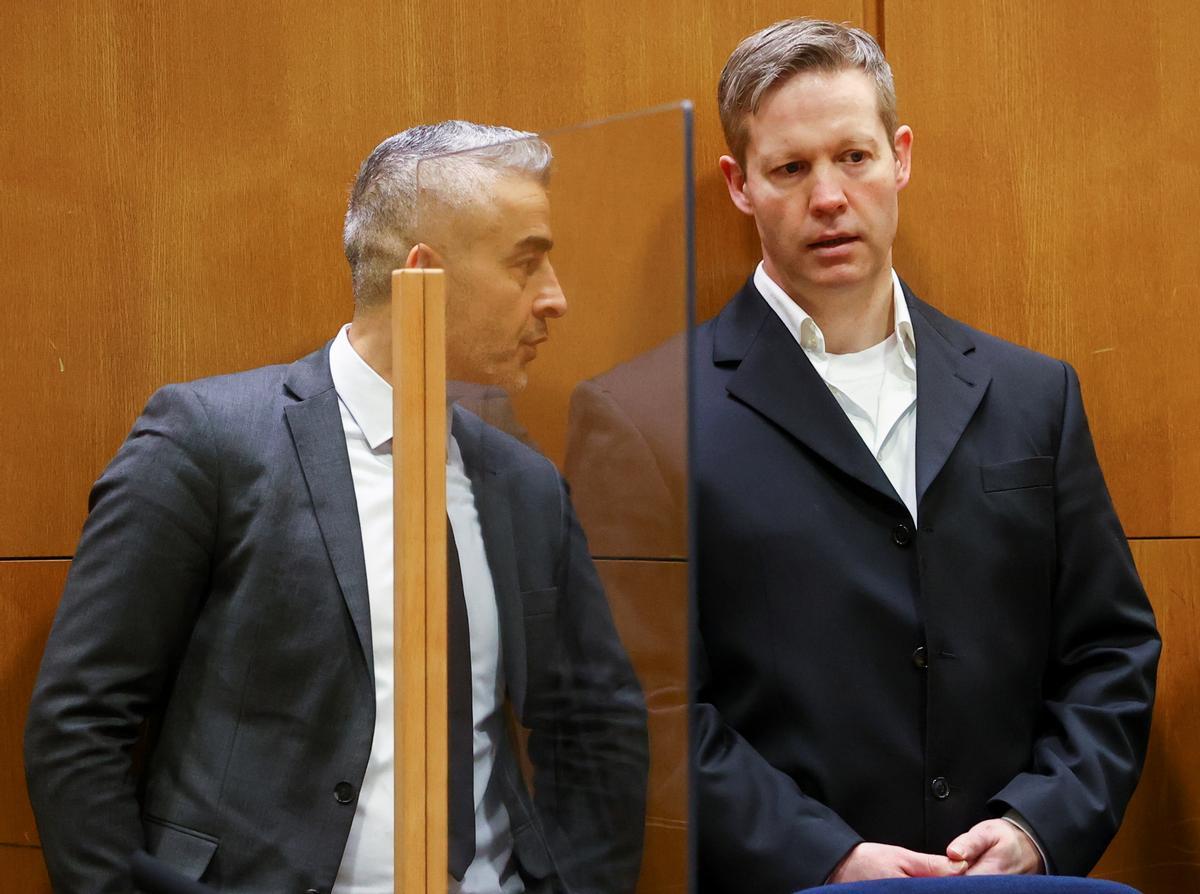 El neonazi Stephan Ernst habla con su abogado, Mustafa Kaptan, en el tribunal de Frankfurt mientras espera conocer el veredicto.