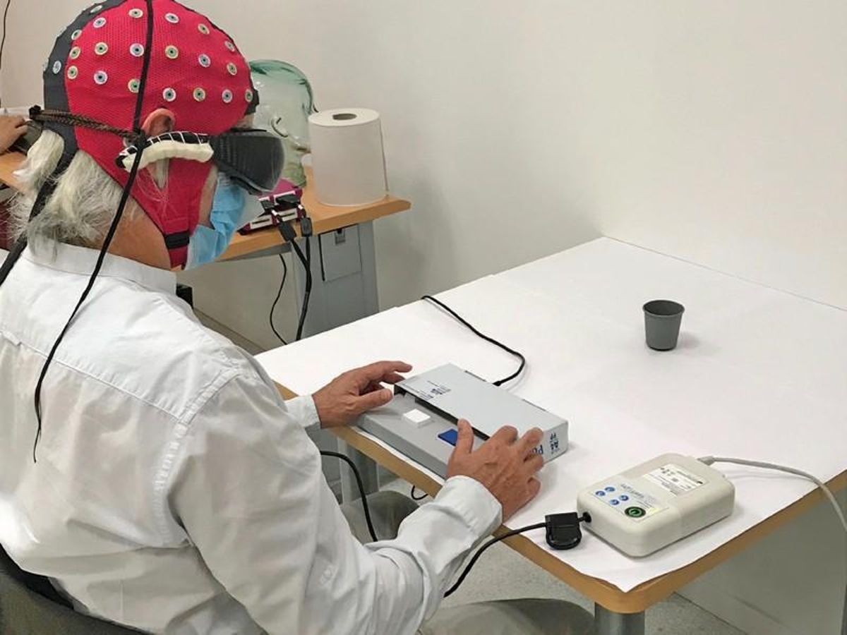Una de las pruebas realizadas en el trabajo. El hombre privado de visión ha de determinar la presencia o ausencia del vaso negro sobre la mesa blanca. Una de las pruebas realizadas en el trabajo. El hombre privado de visión ha de determinar la presencia o ausencia del vaso negro sobre la mesa blanca.